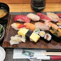 東鮨 新店 - にぎり14貫 1000円