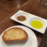 サラマンジェ ド ヨシノ - 香ばしい香りのパン、ここではパンを食べたら戦に負ける・・と思いつつ、ソースの美味しい料理が多くてついパンを食べます。デュカも美味しいね。