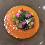 サラマンジェ ド ヨシノ - 今回一番きれいに取りたかったショットなのに・・ボケてる！！！何たる失態。本当に美しくテンション上がるビジュアルのタコと赤オクラ等々のガスパチョです