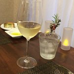 サラマンジェ ド ヨシノ - お魚前菜用にサービスでアルザスのワインを、リースリングなのにスッキリとしていて香りが良いです