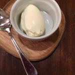 サラマンジェ ド ヨシノ - エペスクリームはフレッシュなクリームチーズのような味わい、これをデザートに加えて贅沢な味変です