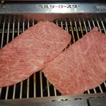 東京Aランク 肉の29しま - サーロインを焼いているところ