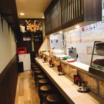 もつ焼男体山 - 1階のカウンターは12席。1名様専用のお席となります。