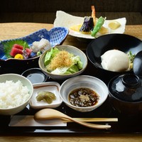 ちょっと贅沢なお昼の会席もご用意しております。詳細はコースページをご覧ください。