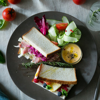 ローストポークとフルーツクリームチーズのサンド