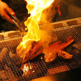 目の前で焼き上げます！臨場感あふれる藁焼き