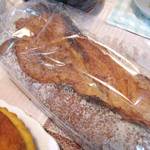 サ・マーシュ - バゲット。　　かなり硬いパンです。