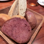 エル・フエゴ・デル・トロ - ３種類のパン(カシス、全粒粉、あおさ)