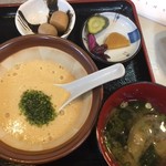 おたぎり - とろろ、小鉢（里芋煮）、お新香、味噌汁（若布、茄子）