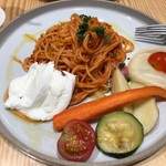 シナグロ オーガニックサラダ＆カフェ - ポモドーロ 水牛モッツァレラ＆季節野菜のグリル添え