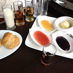 カフェアロンジ - スコーンとジャム