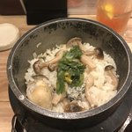 牡蠣めし。
          税抜990円。
          美味し。