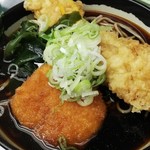 日栄軒 - 穴子天そば￥530＋大盛￥110＋コロッケ￥100
