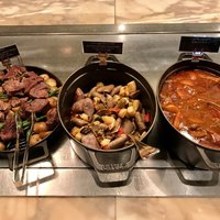 フレンチ キッチン - 左から、牛肉、ソーセージ、羊肉