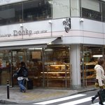 ドンキイ - ドンキー（代々木八幡）：代々木八幡駅前の店構え