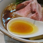 中華そば 四つ葉 - 鶏ガラ＋醤油スープ