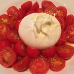 ワインバー 杉浦印房 - ブッラータチーズとミニトマトのカプレーゼ