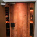 酒井商会 - 裏路地の角の目立たないビルの2階、看板も無い隠れ家