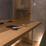 切り札 - 間接照明もあり、落ち着いた雰囲気の個室。６人まで利用可能。