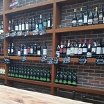 Paul Bassett - 壁にはワインボトルがいっぱい