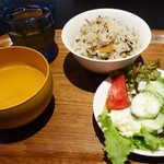 Okinawa cafe - サラダ、ご飯、スープはお替わり自由です