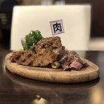 ボンミート - BON MEAT 名物！ステーキの極み盛り(ハーフ)(サーロインステーキ50g、ハラミステーキ50g、ハンバーグ200g、ソーセージ2本)