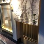 すし晴 - 暖簾をくぐって地下へ