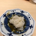 すし晴 - 鮑の肝を酢飯に吸わせて