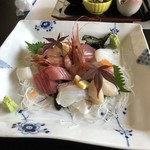 御宿　浜辺屋 - 夕食
刺し盛り
皮付き湯引き真鯛が美味かった。
