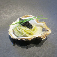 La Brianza - 生ガキ、バジルソースのカッペリーニ　キャビア