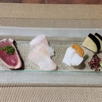 馳走や直 赤坂本店 - お造り。カツオ、ヒラメ、イカ、水ナス、トロの握り。スモークされたカツオが絶品でした。