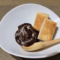 馳走や直 赤坂本店 - 和風シチュー。八丁味噌を使っています。横にはトーストされたパンが添えられています。