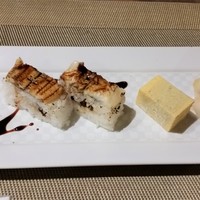 馳走や直 赤坂本店 - 名物の穴子の押し寿司。