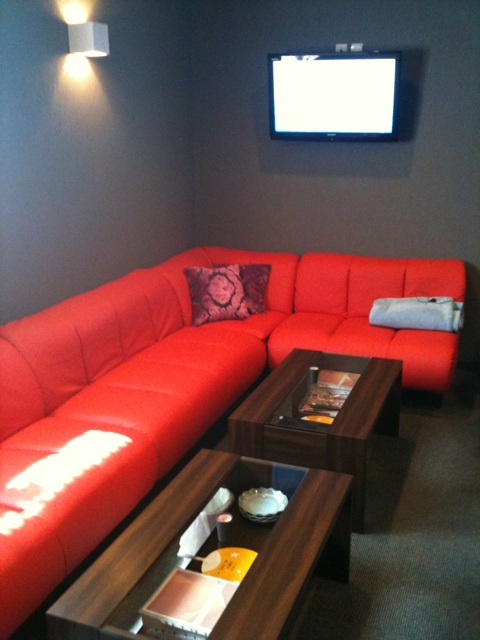 ソファ　テーブル　11点まとめ売り　赤色　クラブ　スナック　バー　カラオケ喫茶 立川市 クラブ様｜納品例｜店舗家具