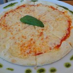 Sweet hot - ピザ「マルゲリータ」。バジルソースもいい感じです。