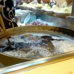 丸一 - 内観2　カツを揚げてる様子