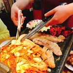 韓国食堂十八番 - 店員さんが食べ方レクチャー