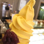 札幌菓子處 菓か舎 - タイムズスクエアソフトクリームの小豆餡のアップ【２０１８年８月】