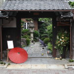 Dubonnet - 【お店の外観】趣ある門を潜るとそこは大正十三年に建造された名古屋市歴史的建造物の邸宅と日本庭園。なにか懐かしいような、温かいようなモダンでアットホームな店内です。