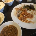 アジアンパーム - 麻婆豆腐と牛肉炒め、豆カレーを追加して食べる半分で写真撮った。