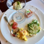 イカのマリネ、チキンとレンコンのポキ、湯葉サラダロール、他いろいろ