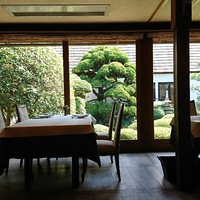 ヴェルデ辻甚 - 席から緑がきれいな庭園が