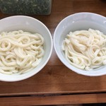 三嶋製麺所 - 熱いうどん（左）冷たいうどん（右）（比較）