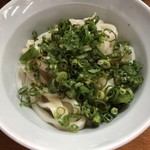 三嶋製麺所 - 冷たいうどん（小）（葱、醤油）