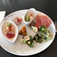 ライブキッチン COOKA - 鯛のカルパッチョ桃とフルーツトマトのフランボワーズビネガーソース、ハイビスカスとコンソメのジュレ 生ハムとビーツ、豆野菜とマッシュルームのほうれん草サラダ、焼き野菜のオリーブオイルマリネ等