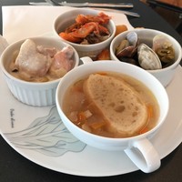 ライブキッチン COOKA - 浅利とムール貝の白ワイン蒸し、チキンときのこのホワイトソースフリカッセ、唐辛子を効かせた牛肉の韓国風プルコギ、オニオンスープ
