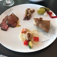 ライブキッチン COOKA - ローズマリー&タイム風味のハーブローストビーフ、ブラックペッパーステーキバター風味、夏野菜とミートのペペロンチーノ、肉粽、