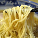中華そば いぶし - 2018年8月　麺持ち上げ