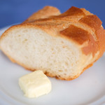 オーシャンディッシュクオン - サービスコース 1500円 のパン、バター