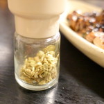 うなぎ赤垣 - 肝焼きにつく山椒